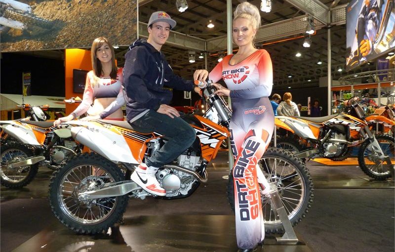 herlings-and-girls-on-ktm-stand--2